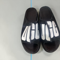 ugg-zuma-graphic-slides-bold-logo-streetwear-comfort-sandals