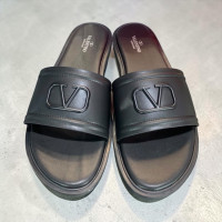 valentino-garavani-vlogo-signature-black-luxury-slides-designer-mens-rubber-leather-sandals