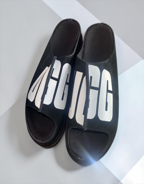 UGG Zuma Graphic Slides – Bold Logo Streetwear Comfort Sandals