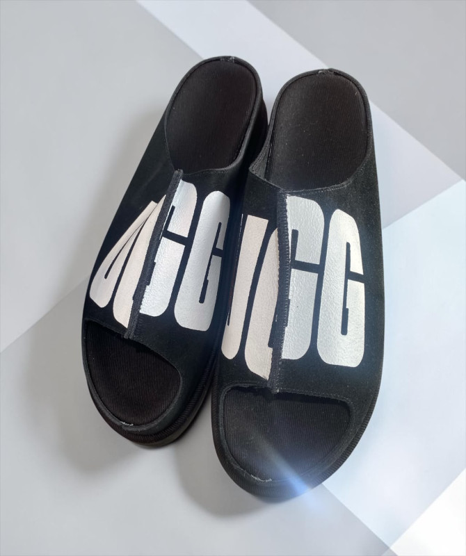 UGG Zuma Graphic Slides – Bold Logo Streetwear Comfort Sandals