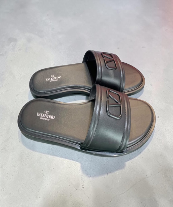 valentino-garavani-vlogo-signature-black-luxury-slides-designer-mens-rubber-leather-sandals